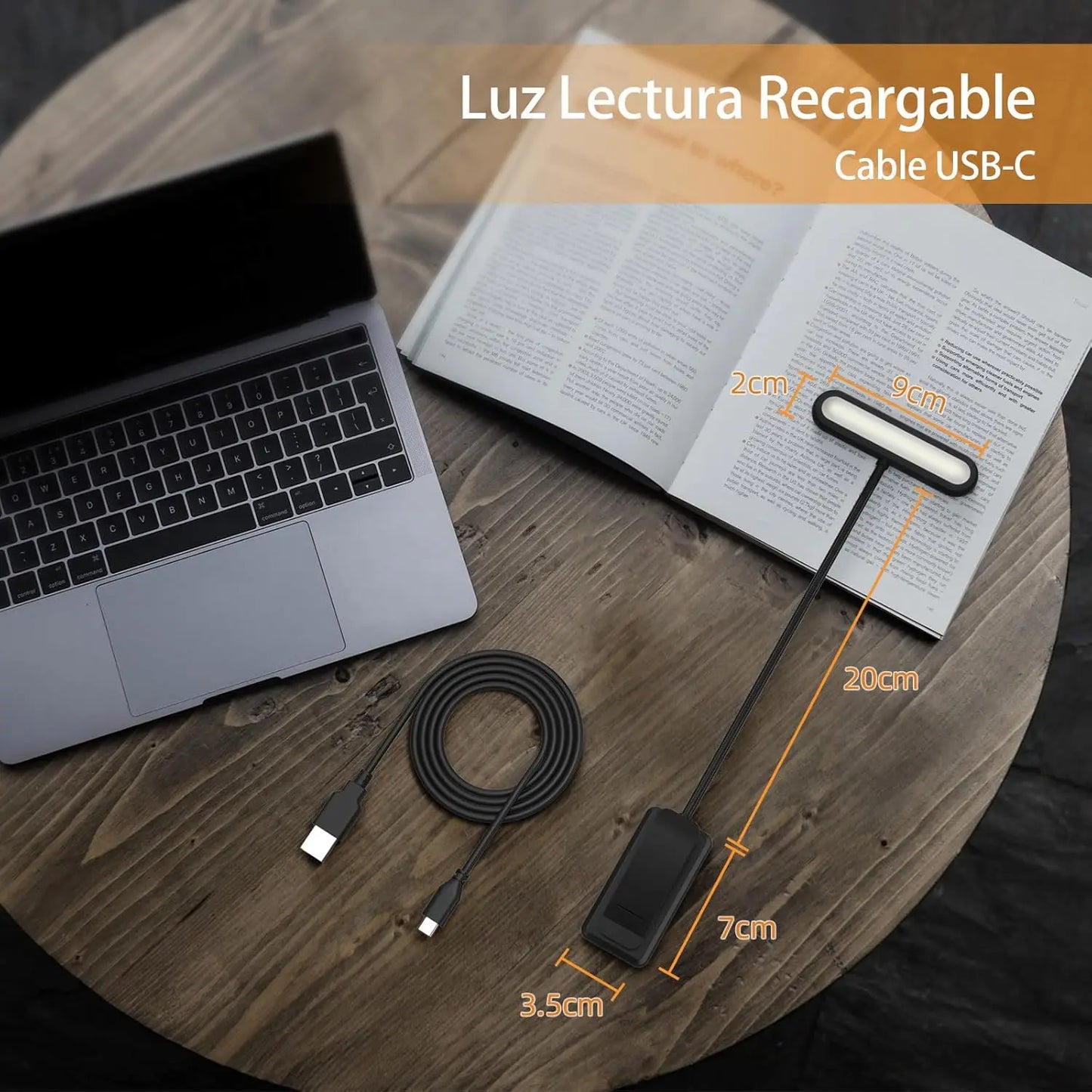Luz Lectura Recargable with USB-C cable on a wooden table next to a laptop and book.